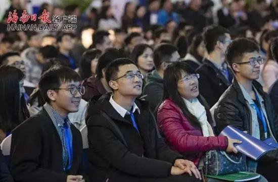 上图为沈晓明，下图为推介会现场