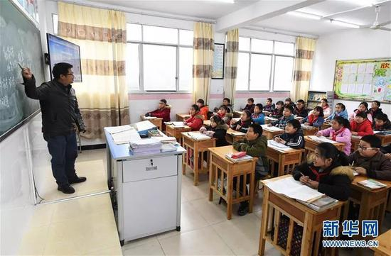  （图为如今中国乡村小学的课堂 新华社记者王全超摄）