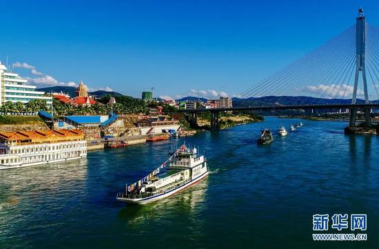 　　图为2016年12月15日，中老缅泰湄公河联合巡逻执法船艇编队驶过云南景洪港码头。图源：钱程|新华社