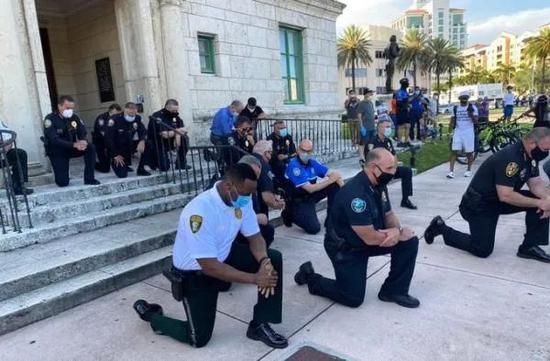佛罗里达州迈阿密-戴德县的警察单膝跪地（图源：澎湃新闻）