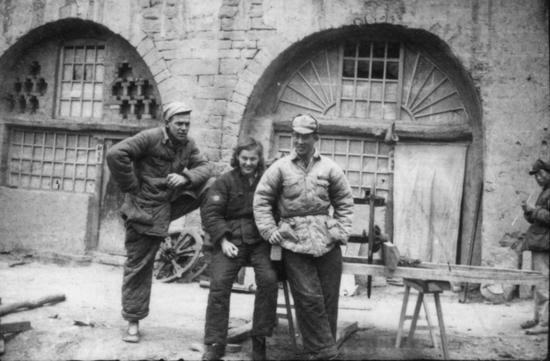 1949年，阳早和寒春在延安结婚。他们把一生都献给了中国，为中国的奶牛养殖和农业机械化事业做出了突出贡献。2004年，中国开始实行“绿卡”制度，寒春成为第一个获得中国“绿卡”的外籍人士。