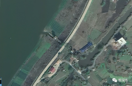 　　在当地村民的带领下，记者找到了昌洲乡西南侧位于昌江下游的排洪设施，该排洪设施的沟渠深度。有此设施，上游中洲圩封闭后，在昌江水位下降后，该排灌设施开闸，昌洲“面盆”中的水可直接排出。