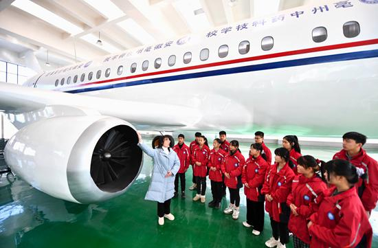 2021年1月12日，安徽亳州，在亳州中药科技学校实训基地，老师在为学生讲解航空服务知识。视觉中国供图