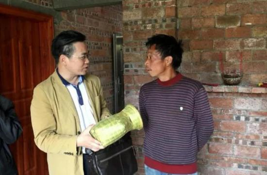 2018年4月，蓝标河（左）走访广西融安县同仕村贫困户（资料照片）。2018年4月，广西壮族自治区扶贫办挂职融安县委常委、副县长的蓝标河倒在了脱贫攻坚岗位上，年仅44岁。新华社发