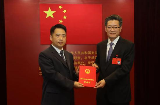  （市委书记，市人大常委会党组书记、主任郭永航向黄志豪颁发任命书▲）