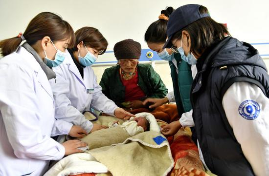 　　↑2021年4月21日，在西藏聂拉木县人民医院，山东省烟台市第五批援藏医疗队队长魏德贤（左二）、护士长崔雯（左一）和当地医院妇产科主任边巴普尺（右二）、妇产科医生扎桑德吉（右一）查房。