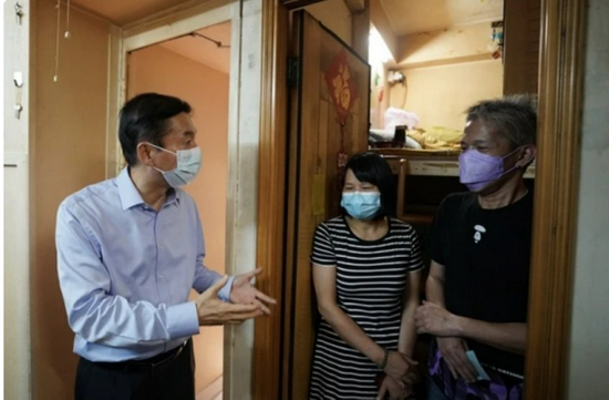 骆惠宁主任与住在“笼屋”的香港市民交流 图自香港中联办