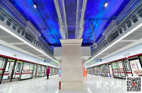 顶面的星空图案和钢丝网塑造出一个魔幻的空间，让乘客有种时空穿梭的奇妙体验。记者李永刚 摄