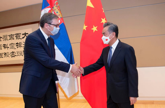  当地时间9月21日，塞尔维亚总统武契奇在纽约同正在出席第77届联大的国务委员兼外长王毅会见图：外交部网站