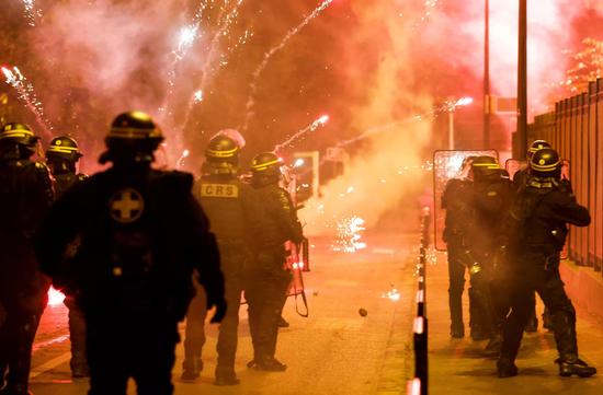  燃放烟花的抗议者和在现场维稳的警察。图源：france24