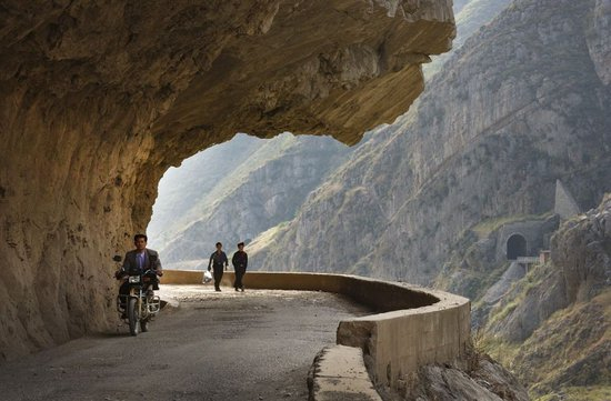  这是四川省广元市朝天区老虎口（2002年10月20日摄）。该处系1936年修建的川陕第一条国道的咽喉要地。新华社记者 陶明 摄