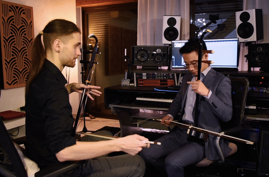 △艾略特·托多教总台CGTN记者李建华拉二胡