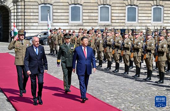 当地时间5月9日上午，国家主席习近平在布达佩斯出席匈牙利总统舒尤克和总理欧尔班共同举行的隆重欢迎仪式。这是习近平在舒尤克陪同下检阅仪仗队。新华社记者 殷博古 摄