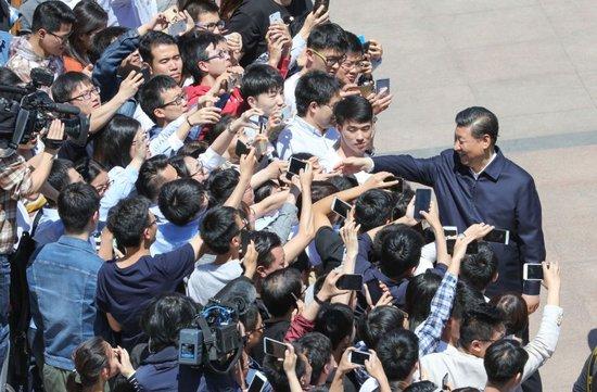 2018年5月2日,习近平总书记来到北京大学考察。新华社记者 王晔 摄