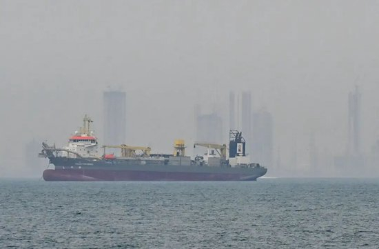▲3月2日，由于霍尔木兹海峡中断，船只在迪拜海岸外停泊 据视觉中国