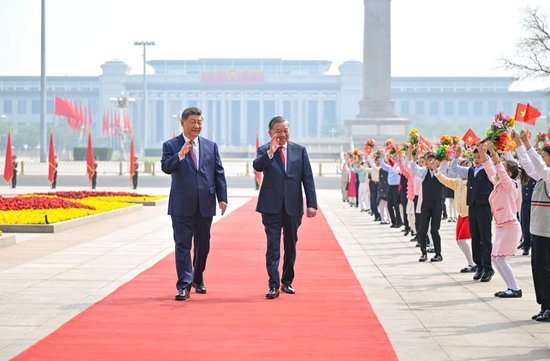 4月15日上午，中共中央总书记、国家主席习近平在北京人民大会堂同来华进行国事访问的越共中央总书记、国家主席苏林举行会谈。这是会谈前，习近平在人民大会堂东门外广场为苏林举行欢迎仪式。新华社记者 李响 摄