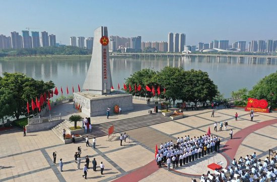  人们在江西省赣州市于都县中央红军长征出发纪念碑前参加纪念活动 图源：新华社