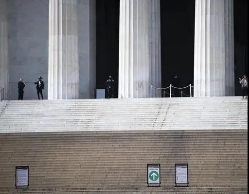 4月16日，在美国首都华盛顿，林肯纪念堂前摆放着新冠疫情提示牌。（新华社记者 刘杰 摄）