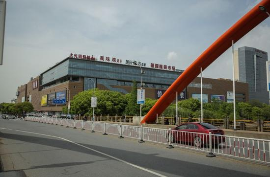 4月6日，浙江义乌，现在的第四代市场篁园市场主要为服装市场。新京报记者 彭子洋 摄