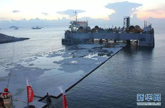 ▲资料图片：2013年7月29日拍摄的港珠澳大桥岛隧工程首节大型沉管浮运安装施工现场。（新华网）