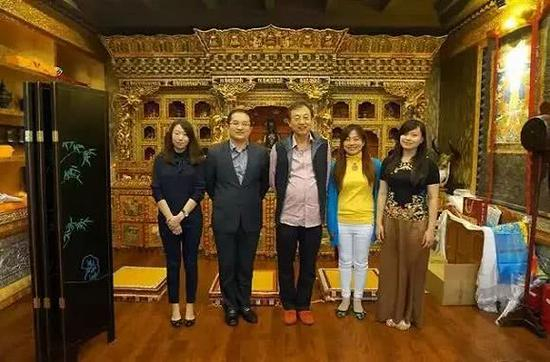  ▲步长董事长赵涛（中）、步长第三代赵雨晨（右一） 来源：步长制药
