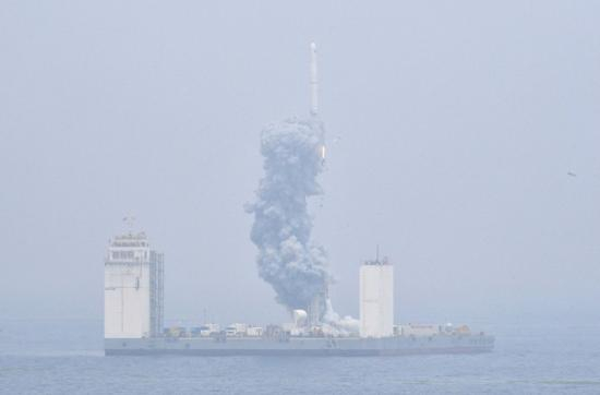 　　6月5日12时6分，我国在黄海海域用长征十一号海射运载火箭，将技术试验卫星捕风一号A、B星及五颗商业卫星顺利送入预定轨道，试验取得成功。这是我国首次在海上实施运载火箭发射技术试验。 新华社记者 朱峥 摄