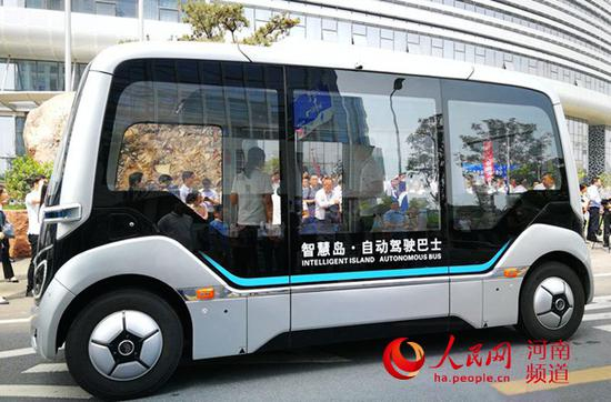 5G自动驾驶巴士“小宇”。 王佩 摄