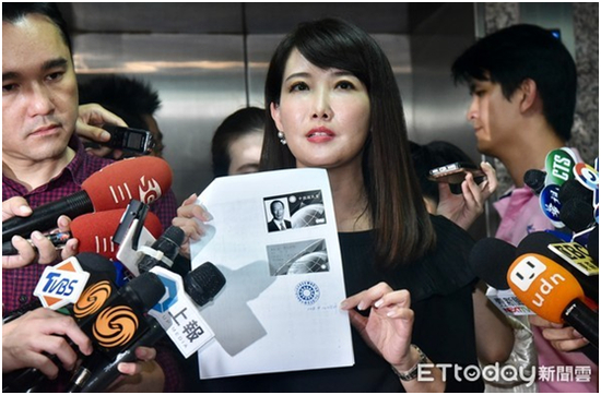  蔡沁瑜代表郭台铭办理退党程序（图片：东森新闻云）