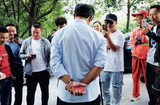 　　在自己成名的“基地”，沈巍精力充沛地配合着每一位围他粉他的人，他站在了屏幕的中心。&nbsp;摄影/本刊记者 董洁旭