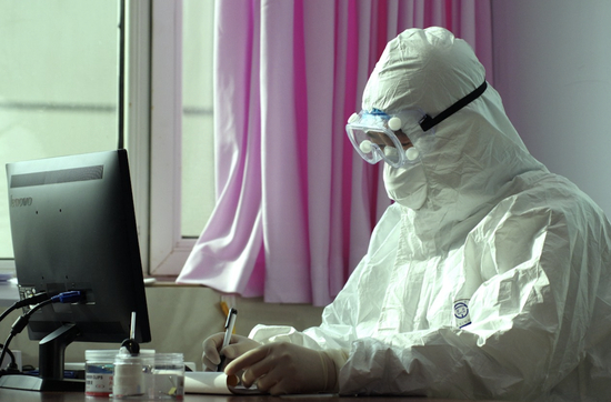 学医，需要勇气和信念。/图虫创意