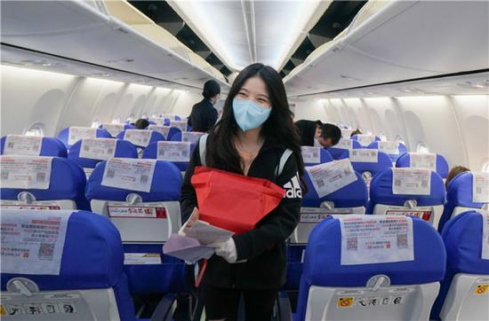  4月8日，在武汉天河国际机场，东方航空MU2527航班旅客登机。新华社记者 程敏 摄