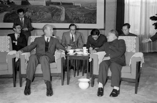  （图说：德斯坦与邓小平）