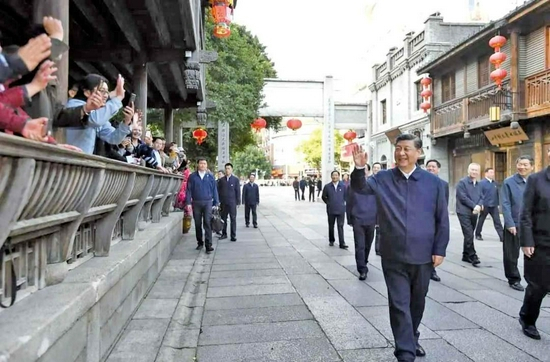 ▲ 2021年3月22日至25日，中共中央总书记、国家主席、中央军委主席习近平在福建考察。这是24日下午，习近平在福州三坊七巷历史文化街区考察时，向游客和市民招手致意。 （新华社发）
