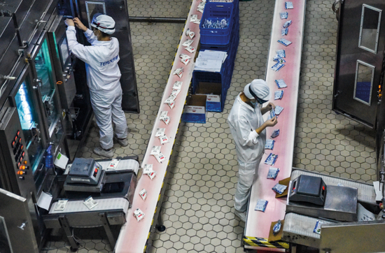 新疆的一处牛奶生产线