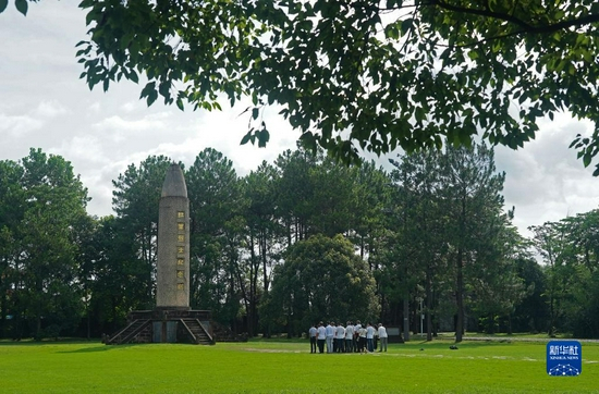 游客在江西省瑞金市叶坪革命旧址群红军烈士纪念塔前缅怀先烈（7月2日摄）。新华社记者 万象 摄