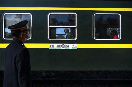 △11月30日，5647次列车停靠在贵州草海站上。