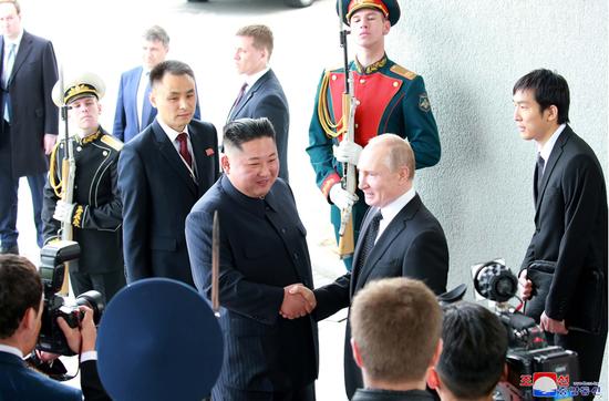 · 2019年4月25日，普京在俄罗斯符拉迪沃斯托克与金正恩举行会晤。（图源：朝中社）