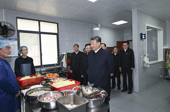  △ 2024年11月5日，习近平总书记在湖北省咸宁市嘉鱼县潘家湾镇四邑村考察。