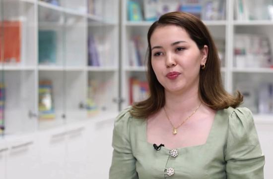 哈萨克斯坦青年阿林娜·阿比尔季诺娃在北京语言大学哈萨克斯坦分校就读语言预科班。（视频截图）