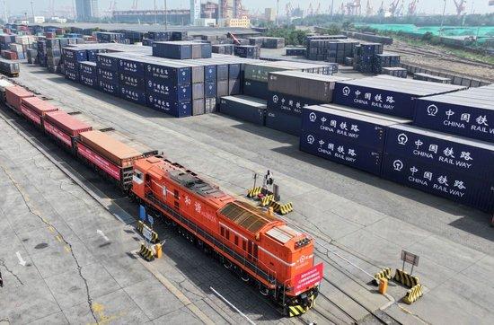 2025年5月20日,2025年首列天津港经霍尔果斯直达塔什干的中亚班列准备从天津港物捷三堆场发车(无人机照片)。新华社记者 赵子硕 摄