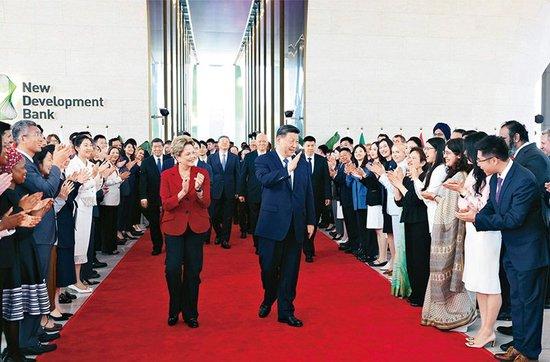 2025年4月29日上午,国家主席习近平在上海访问金砖国家新开发银行,并会见新开发银行行长罗塞芙。 新华社记者 黄敬文/摄