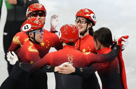 2022年2月5日,在首都体育馆举行的北京2022年冬奥会短道速滑项目混合团体接力决赛中,中国队夺得冠军。这是中国队选手在比赛后庆祝。新华社记者 杨磊 摄