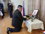 金正恩单膝跪地，向俄驻朝大使遗像献花