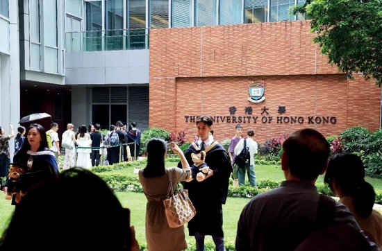 　2025年7月19日，香港大学的毕业生在校园拍照留念。图/视觉中国