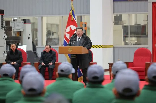 2026年1月19日，金正恩在龙城机械联合企业第一期现代化改造项目竣工典礼上讲话。图/朝中社
