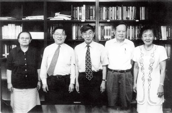 清华北美教育基金会第三次理事会合影。右起：张素久、杨振宁、王大中、田长霖、陶森。