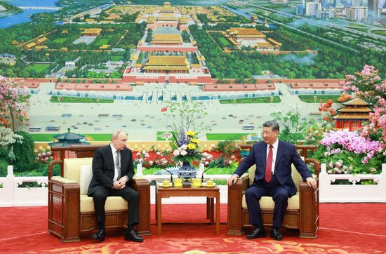 5月20日晚，国家主席习近平在北京人民大会堂同俄罗斯总统普京举行茶叙。新华社记者 丁海涛 摄