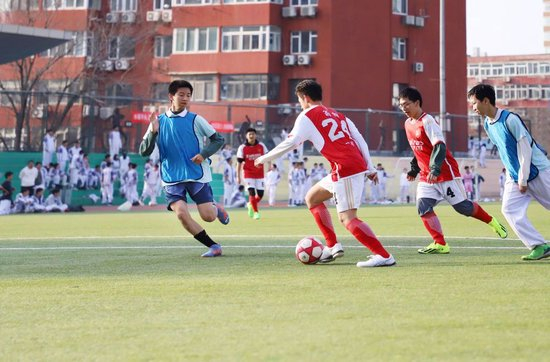 图为北京市八一学校的学生们在学校参加足球比赛。（受访者供图）