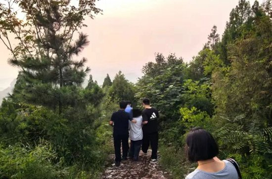 图为民警进山搜寻藏匿黄金。