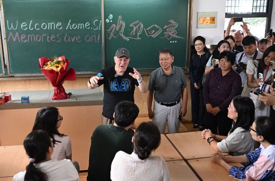2026年8月29日，“赛考斯”回到曾经任教的洛阳市外国语初级中学，与师生交流。